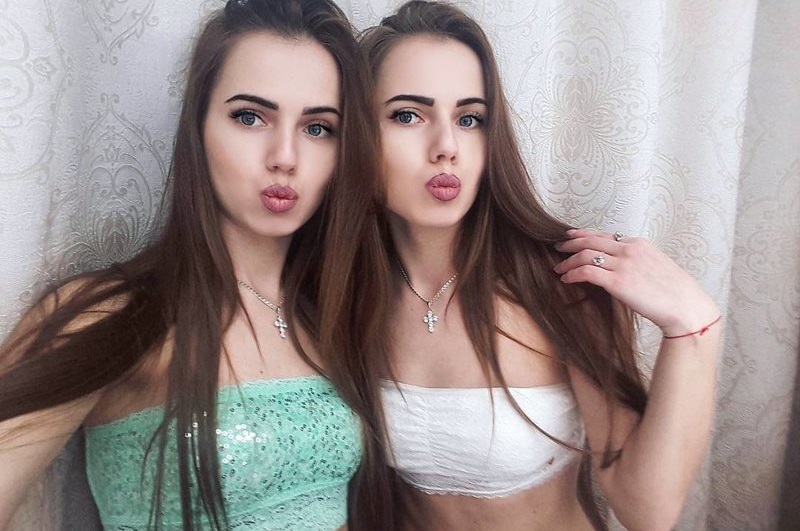 Красивые девушки близняшки